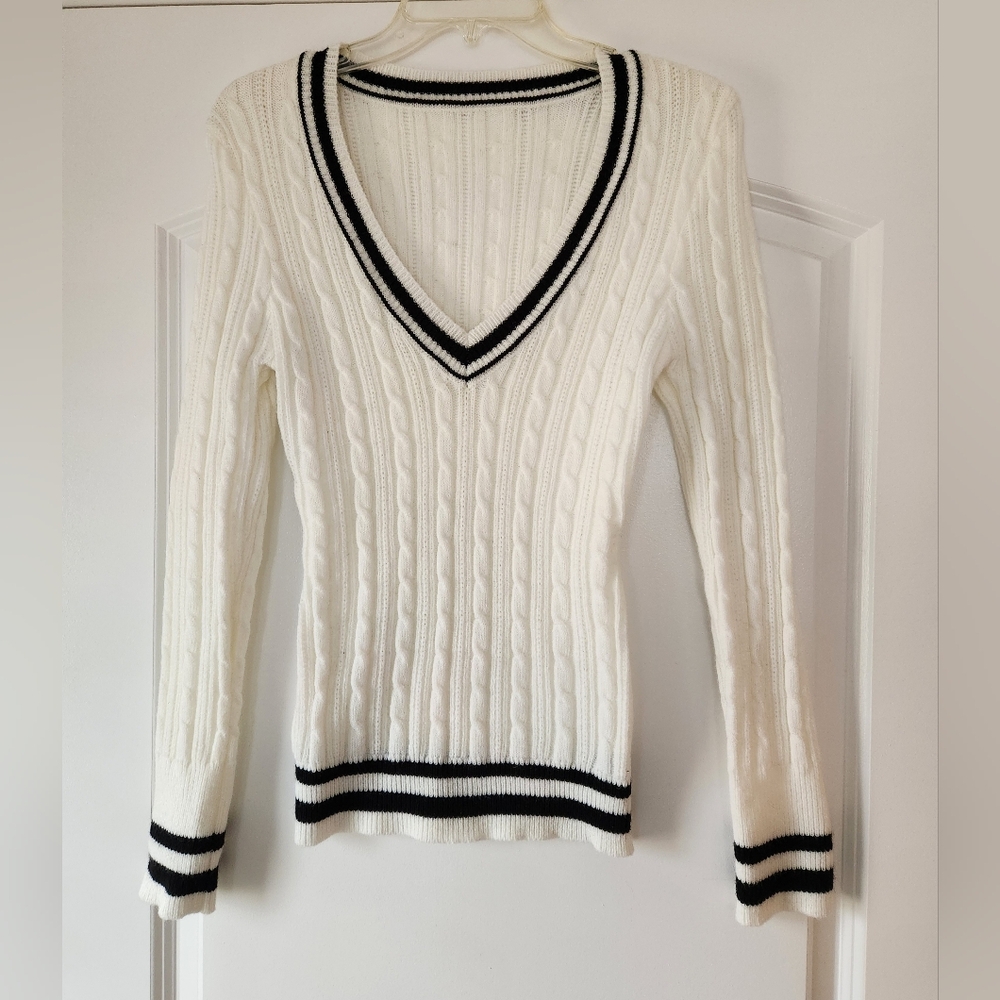 SHEIN WHITE WITH BLACK TRIM CABLE KNIT V-NECK SWEATER SIZE M
